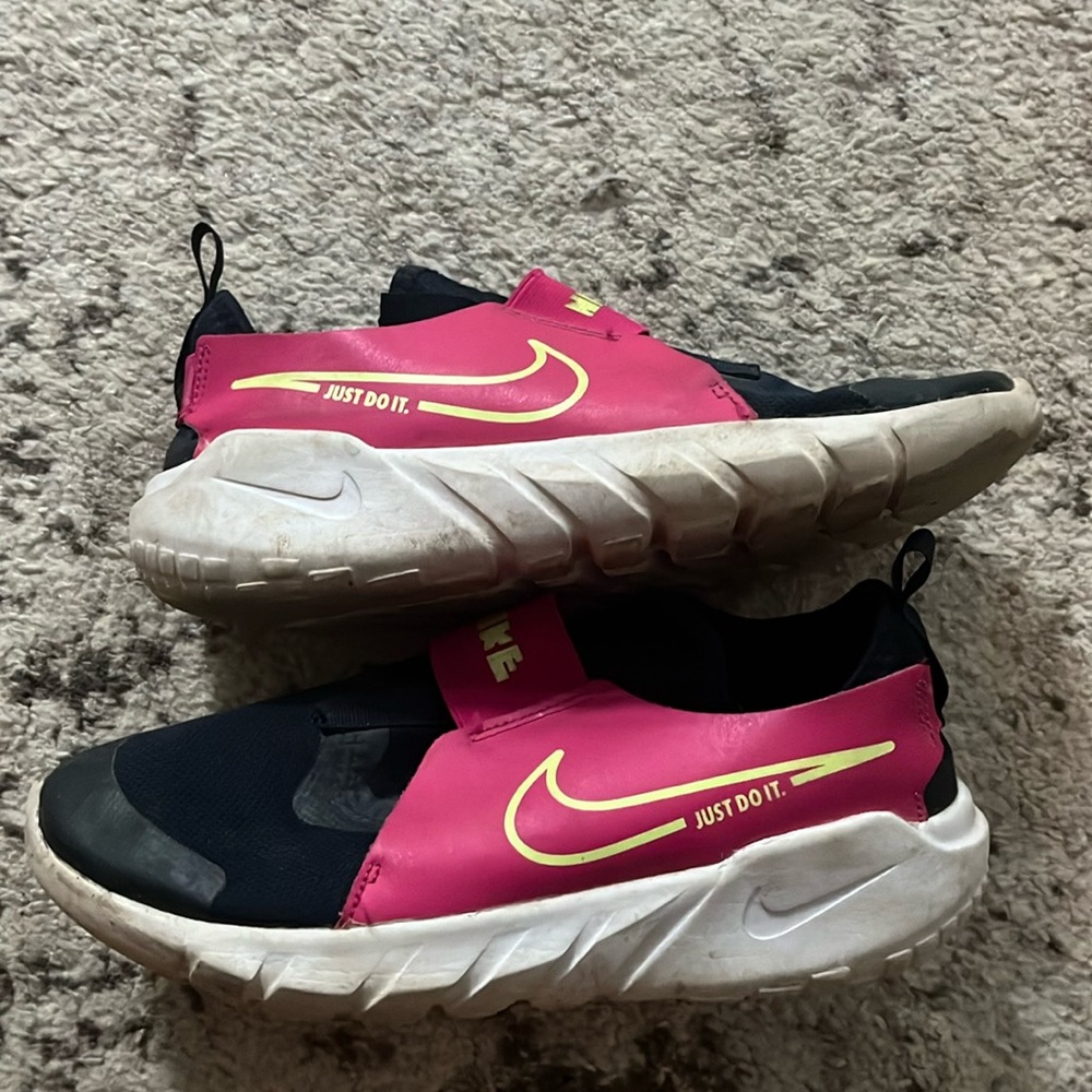 Nike runner size 7 youth women